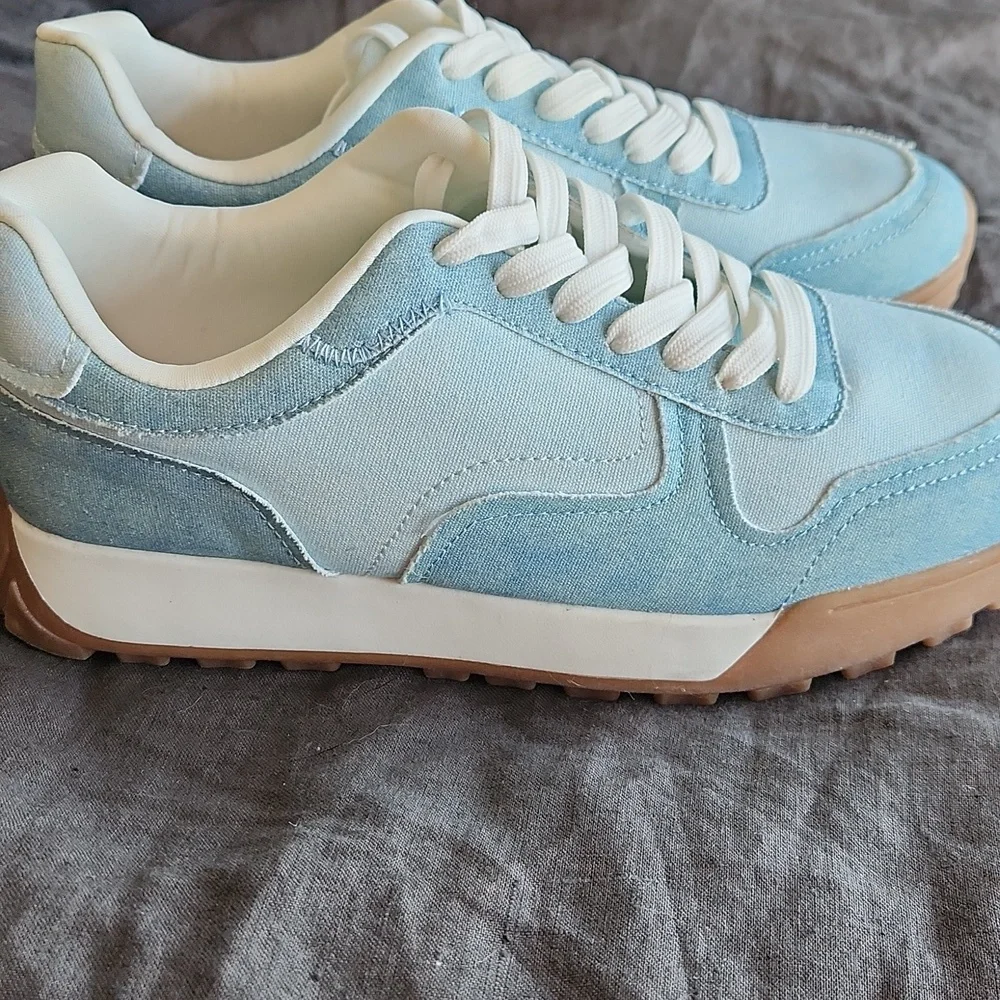 Ladies Light Blue and White Sneakers 8.5 - Picture 3 of 5
